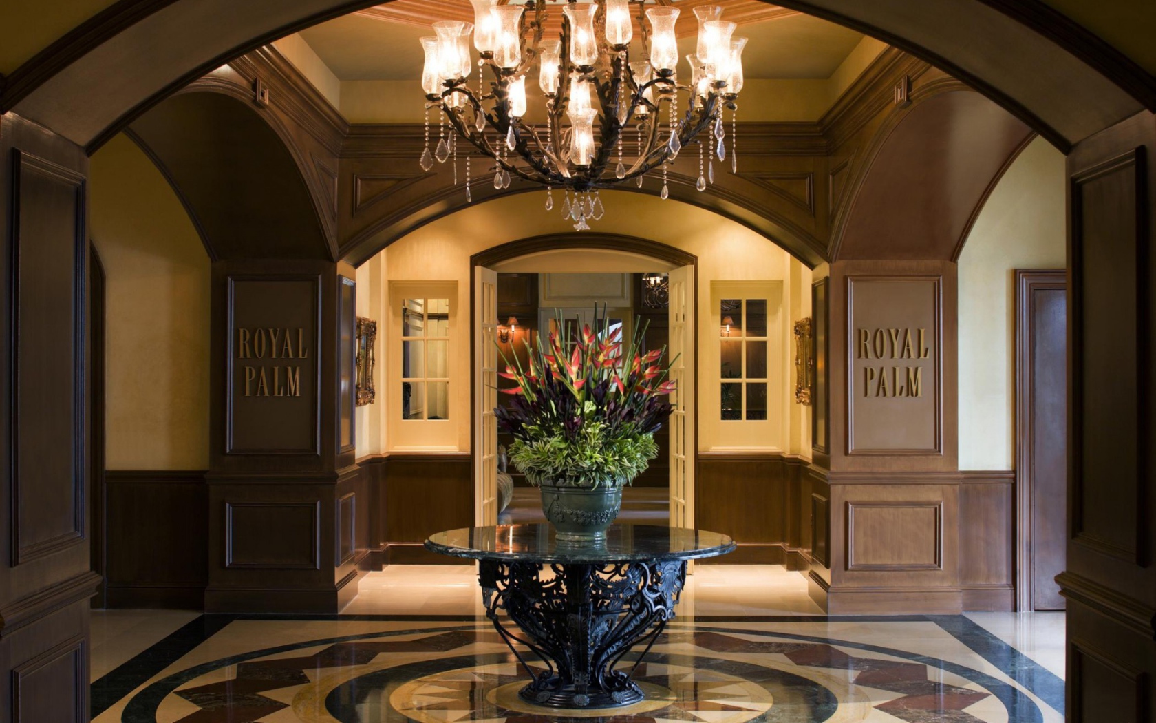 Цветы на оригинальном столе