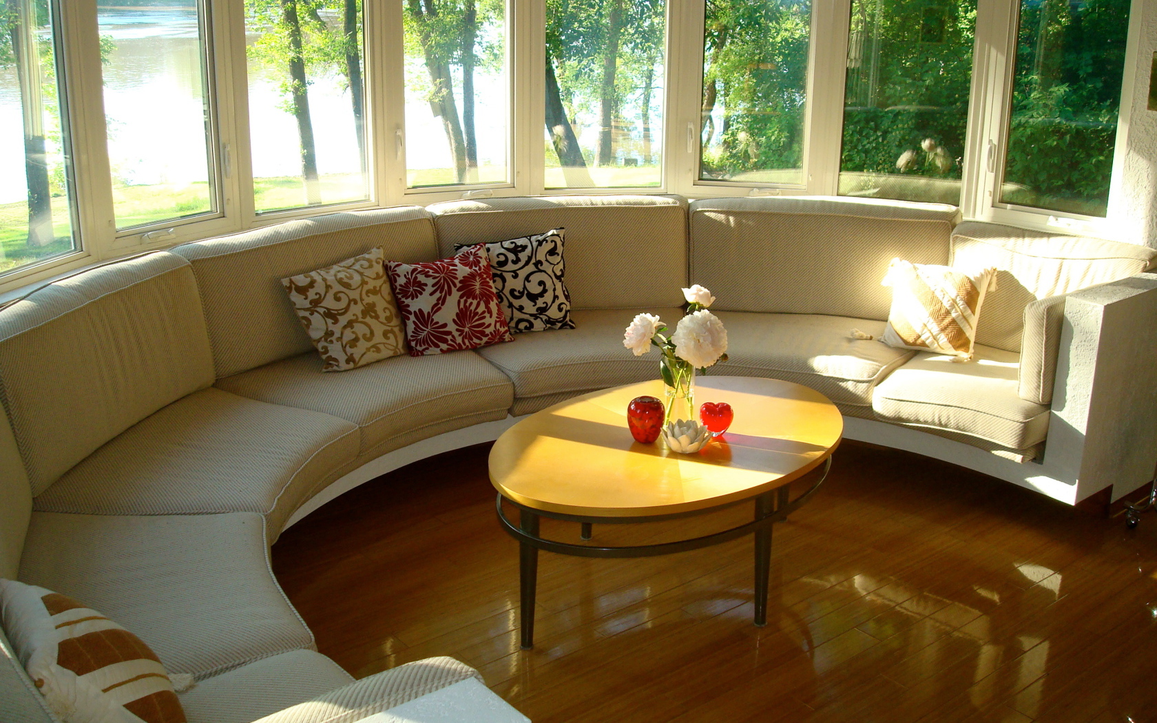 Круглая веранда с диваном