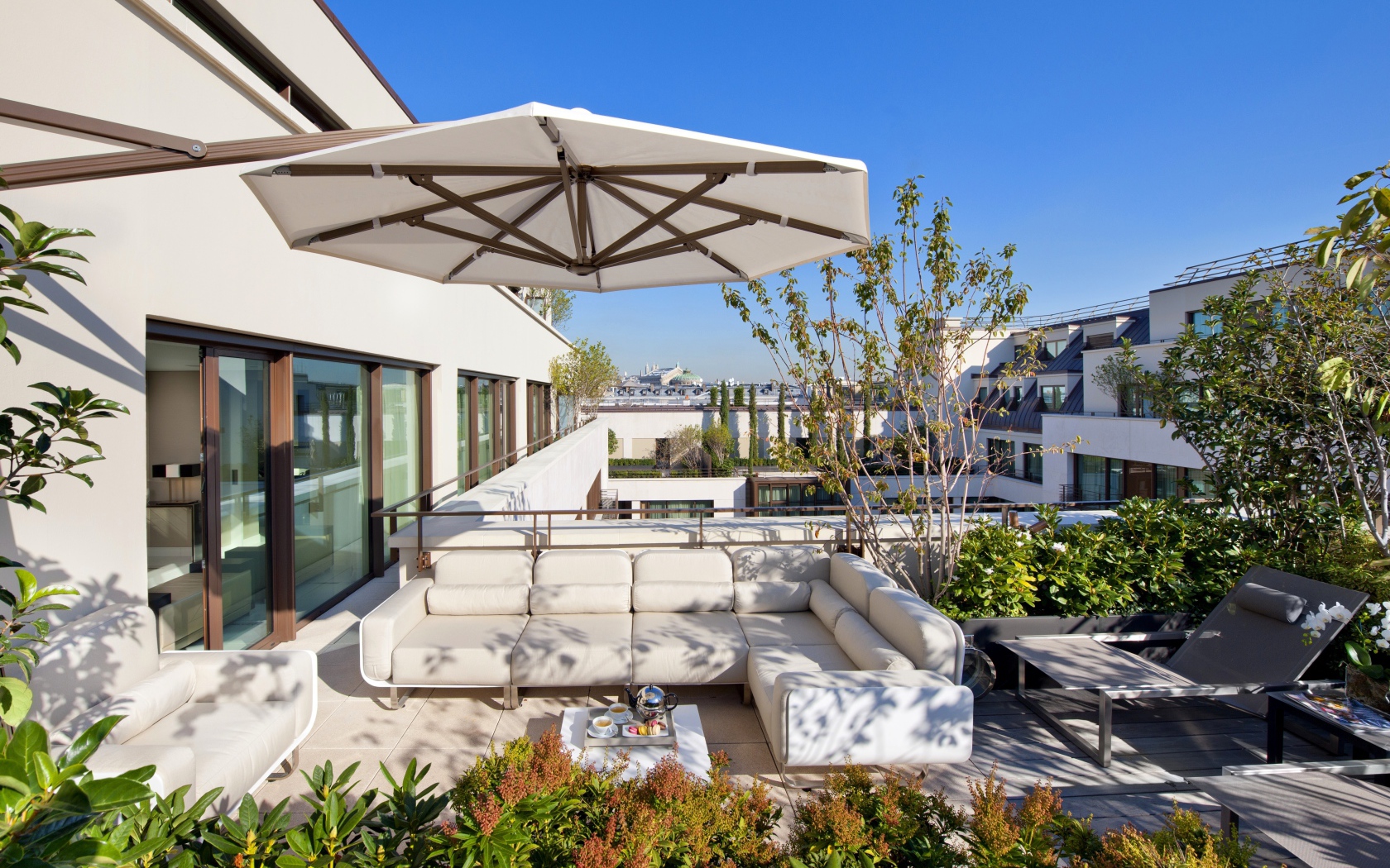 Белый диван на веранде