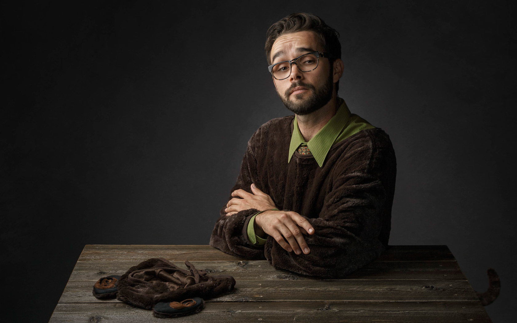 Мужчина в костюме медведя