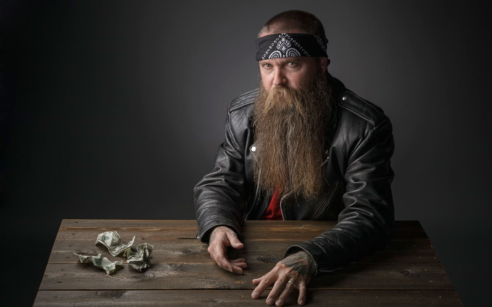 Бородатый байкер за столом