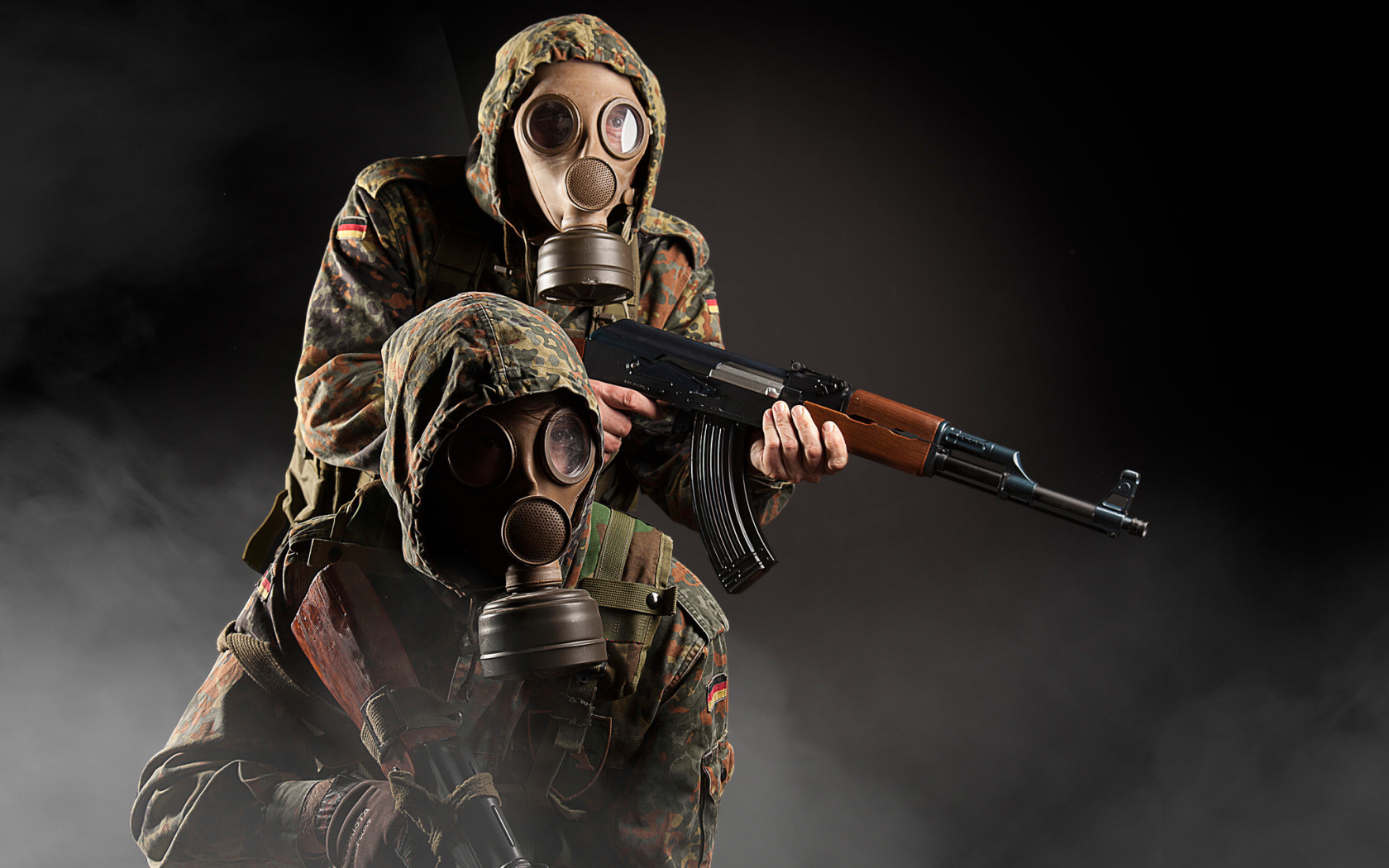 Солдаты в противогазах