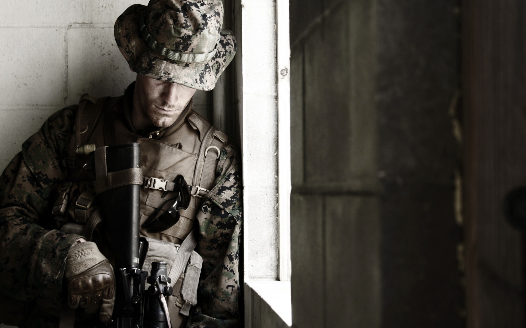 Солдат около окна