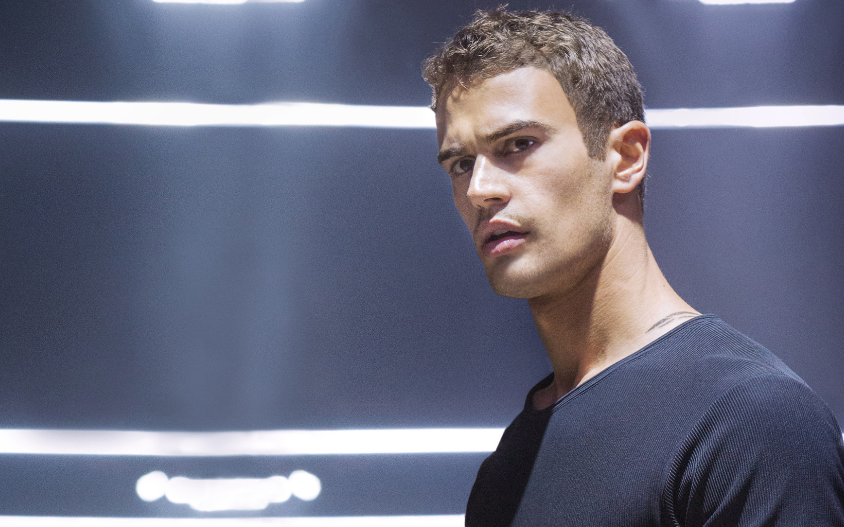 Знаменитость Тео Джеймс