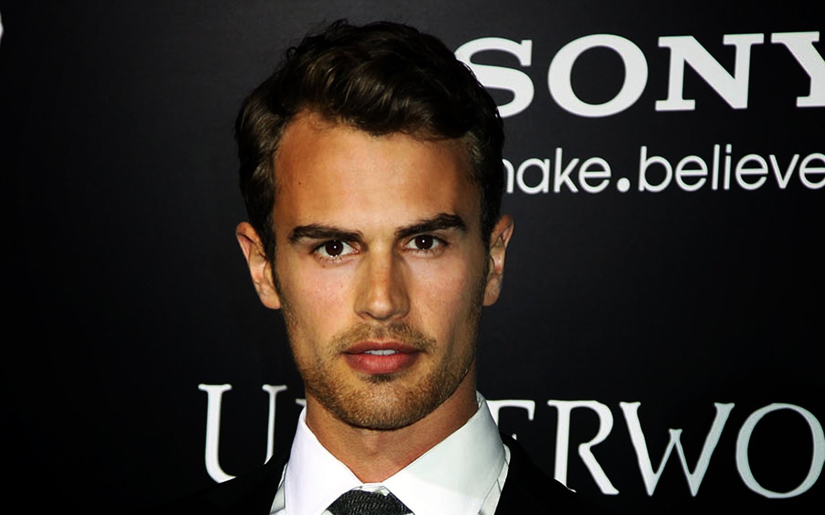 Знаменитый киноактер Тео Джеймс