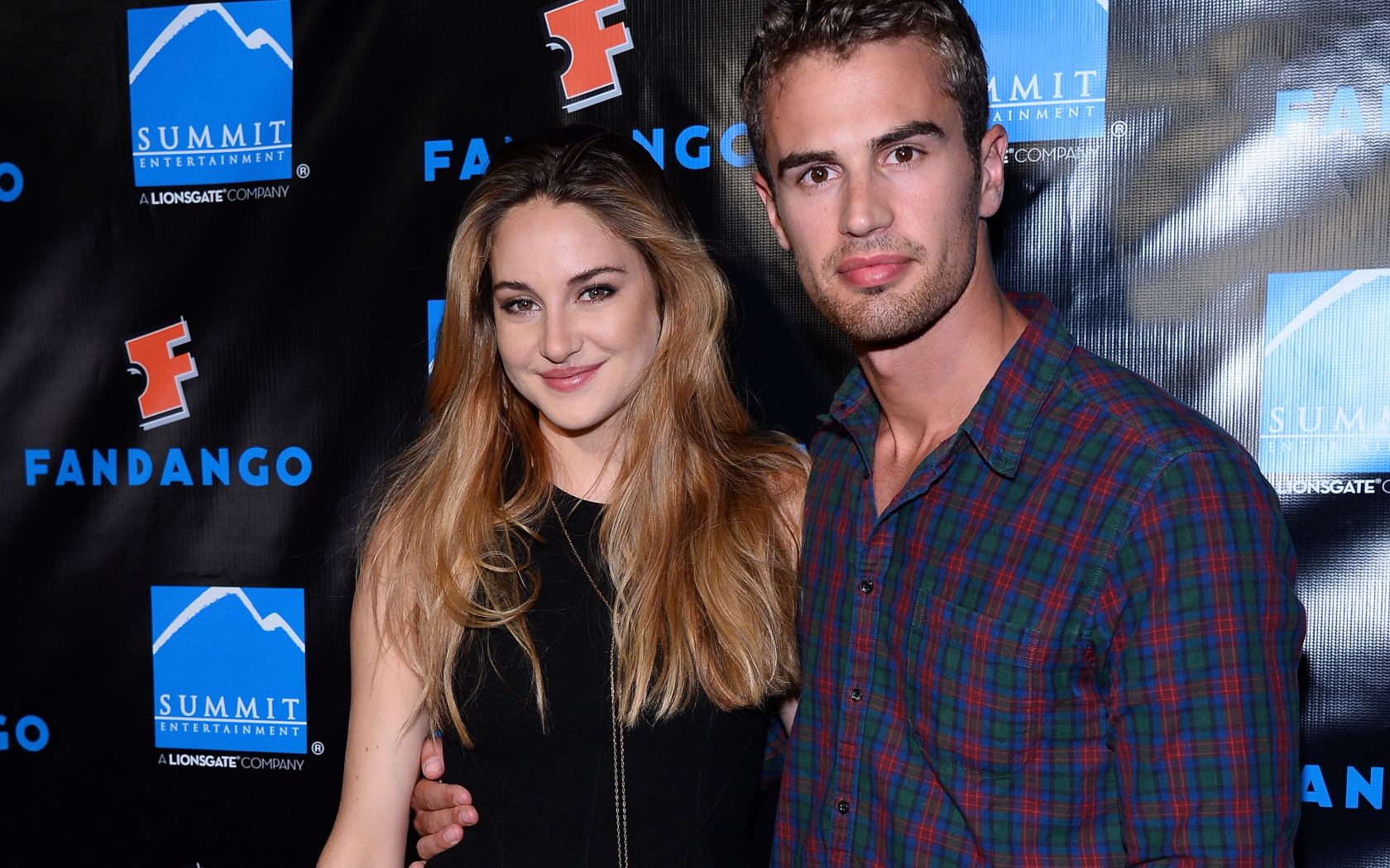 Популярная Кинозвезда Тео Джеймс