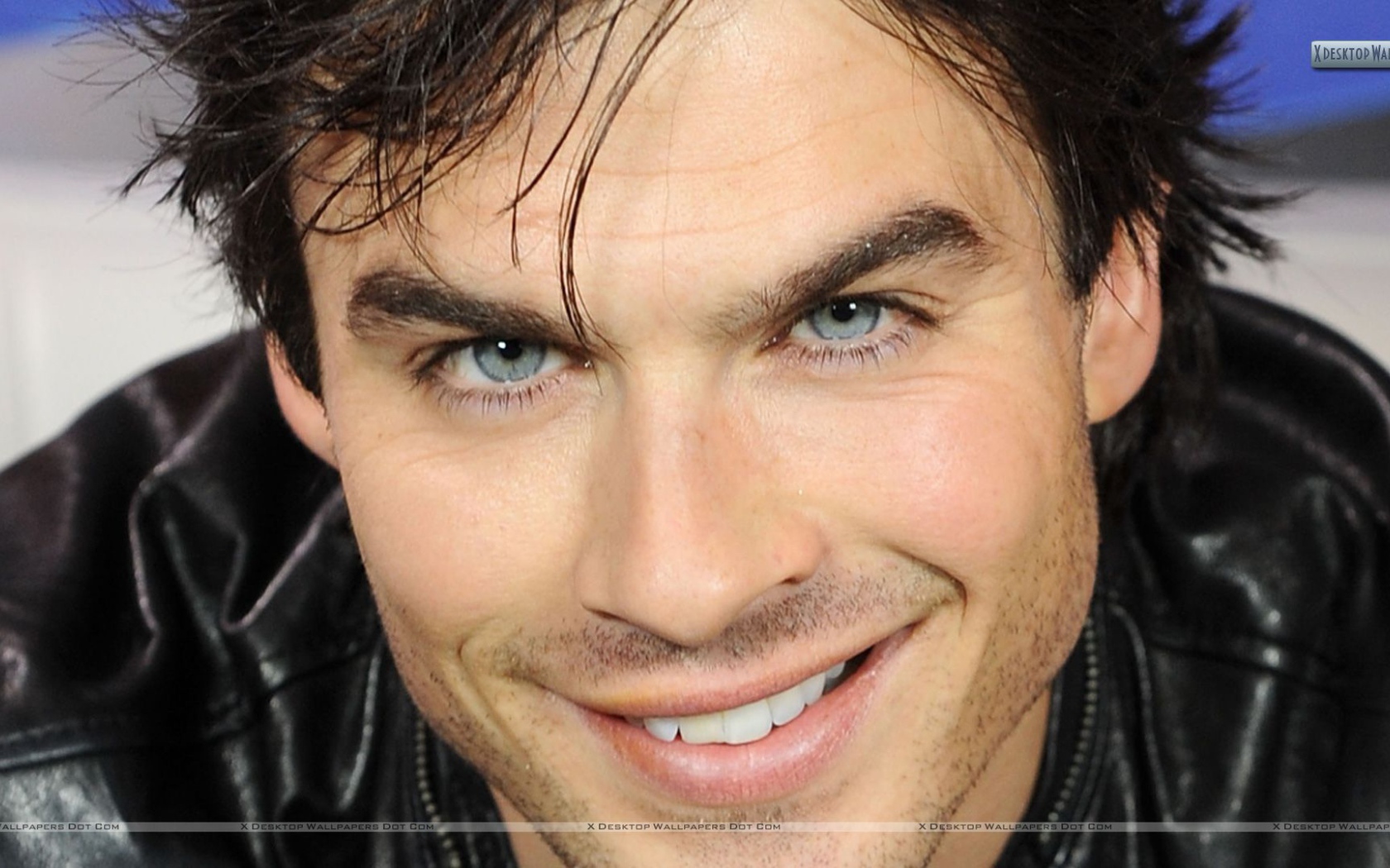 Йен Сомерхолдер улыбается