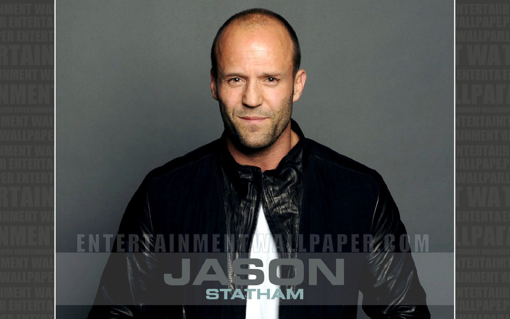 Джейсон Стэтхэм улыбается