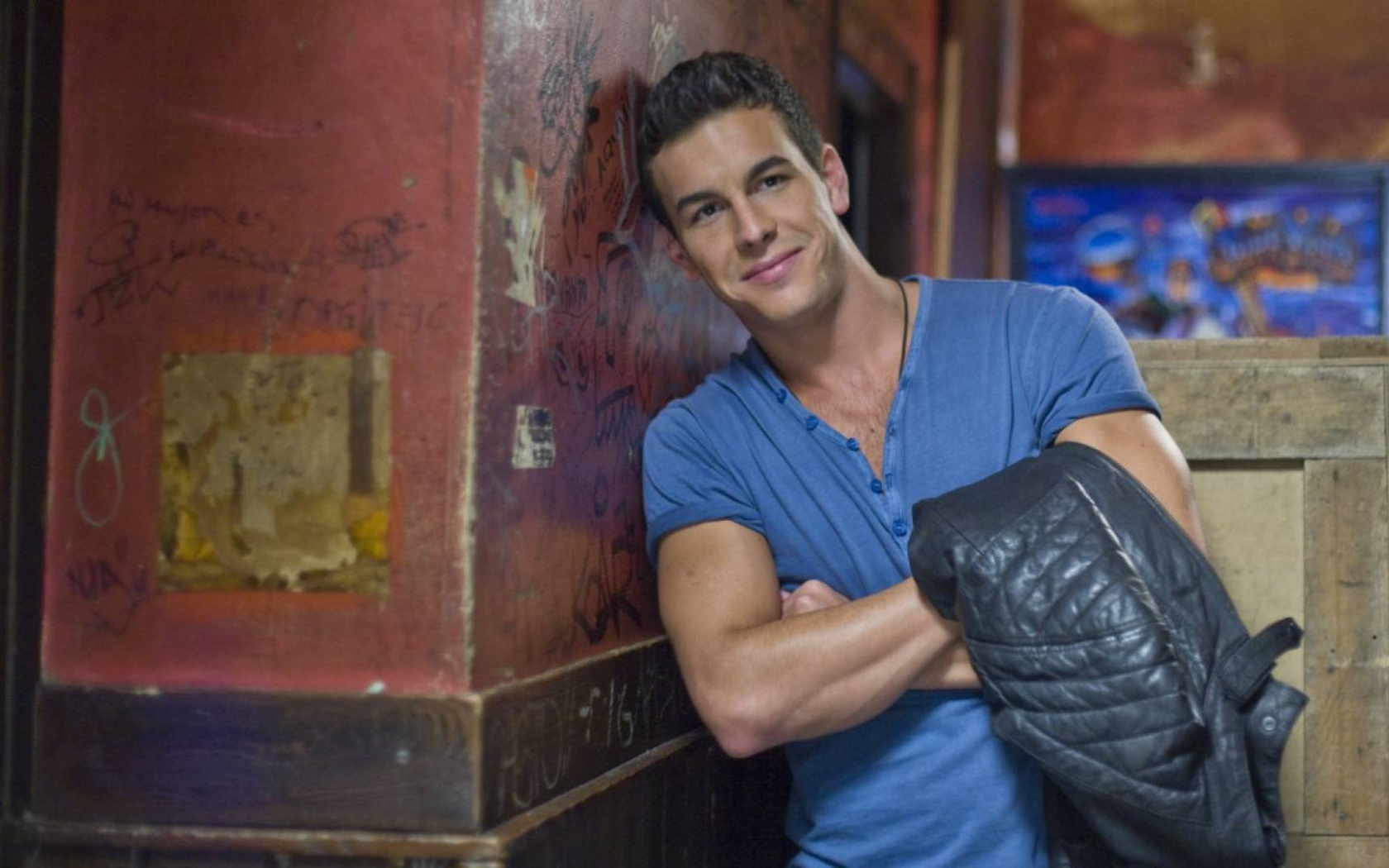 Марио Касас в синей футболке