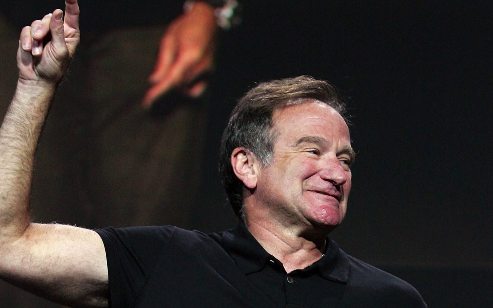 Знаменитый Робин Уильямс показывает рукой вверх