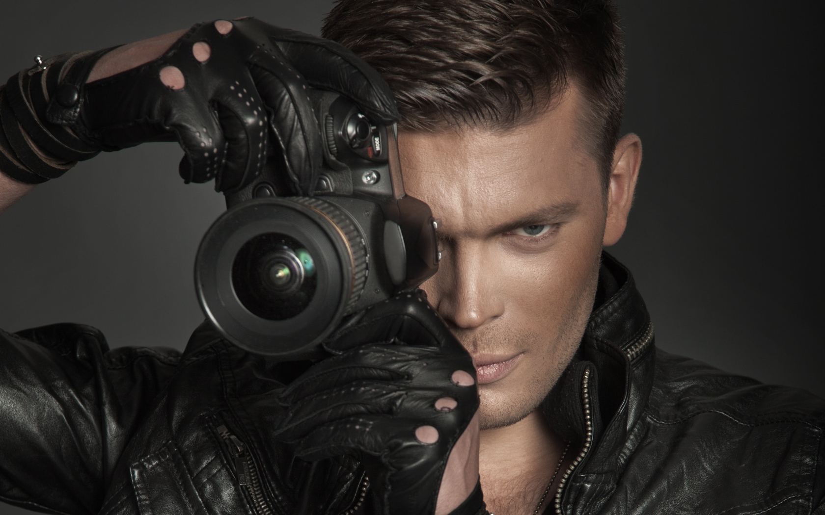 Парень с фотокамерой