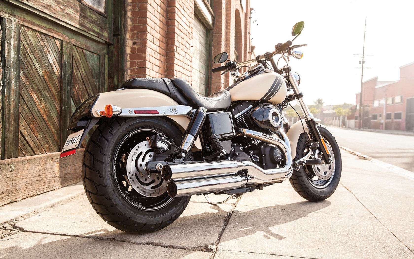 Красивый мотоцикл Harley-Davidson Dyna Fat Bob