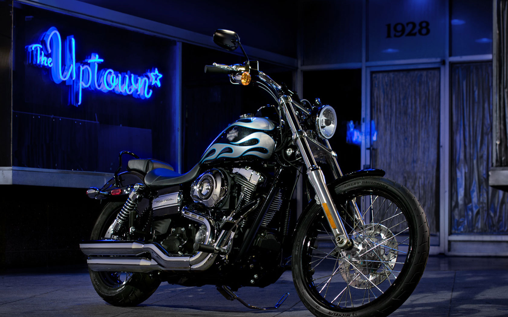 Красивый мотоцикл Harley-Davidson Dyna Switchback