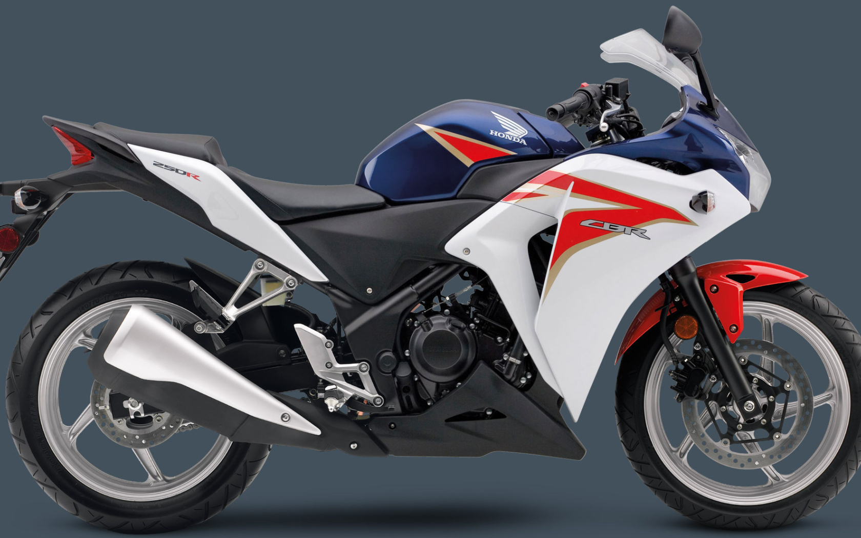 Красивый мотоцикл Honda CBR 250 R