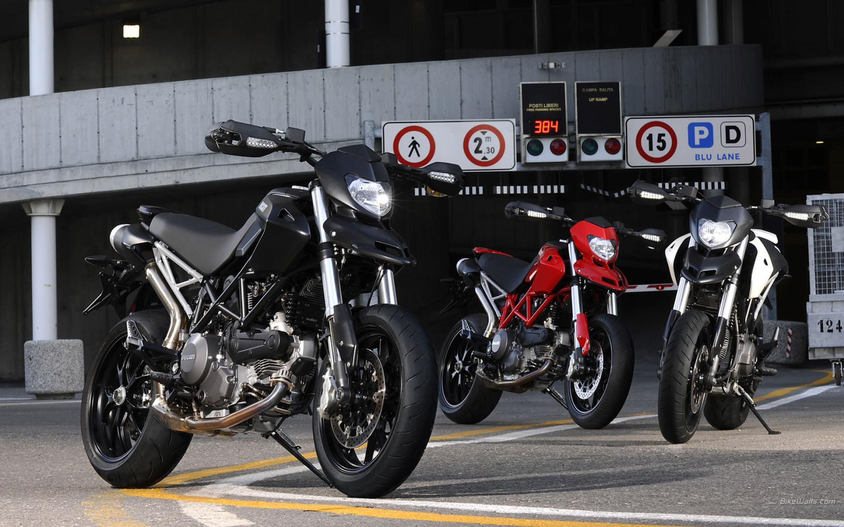Красивый мотоцикл в москве Ducati Hyperstrada