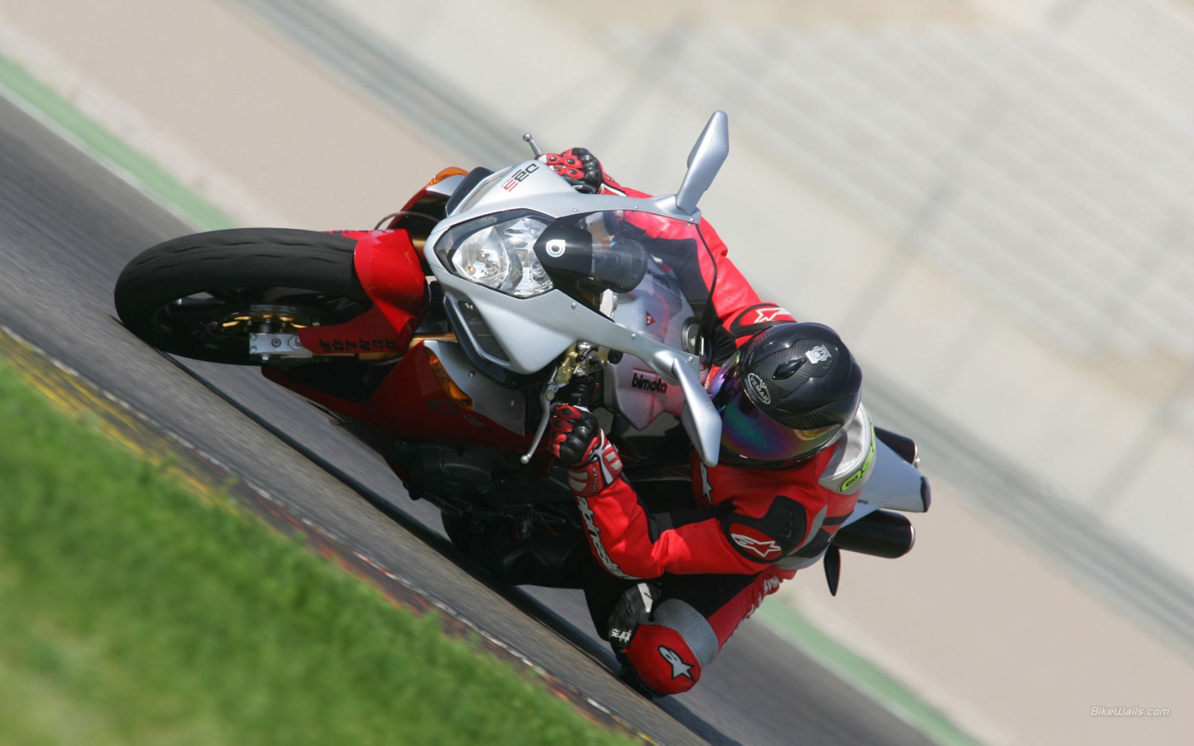 Мотогонщик на крутом вираже