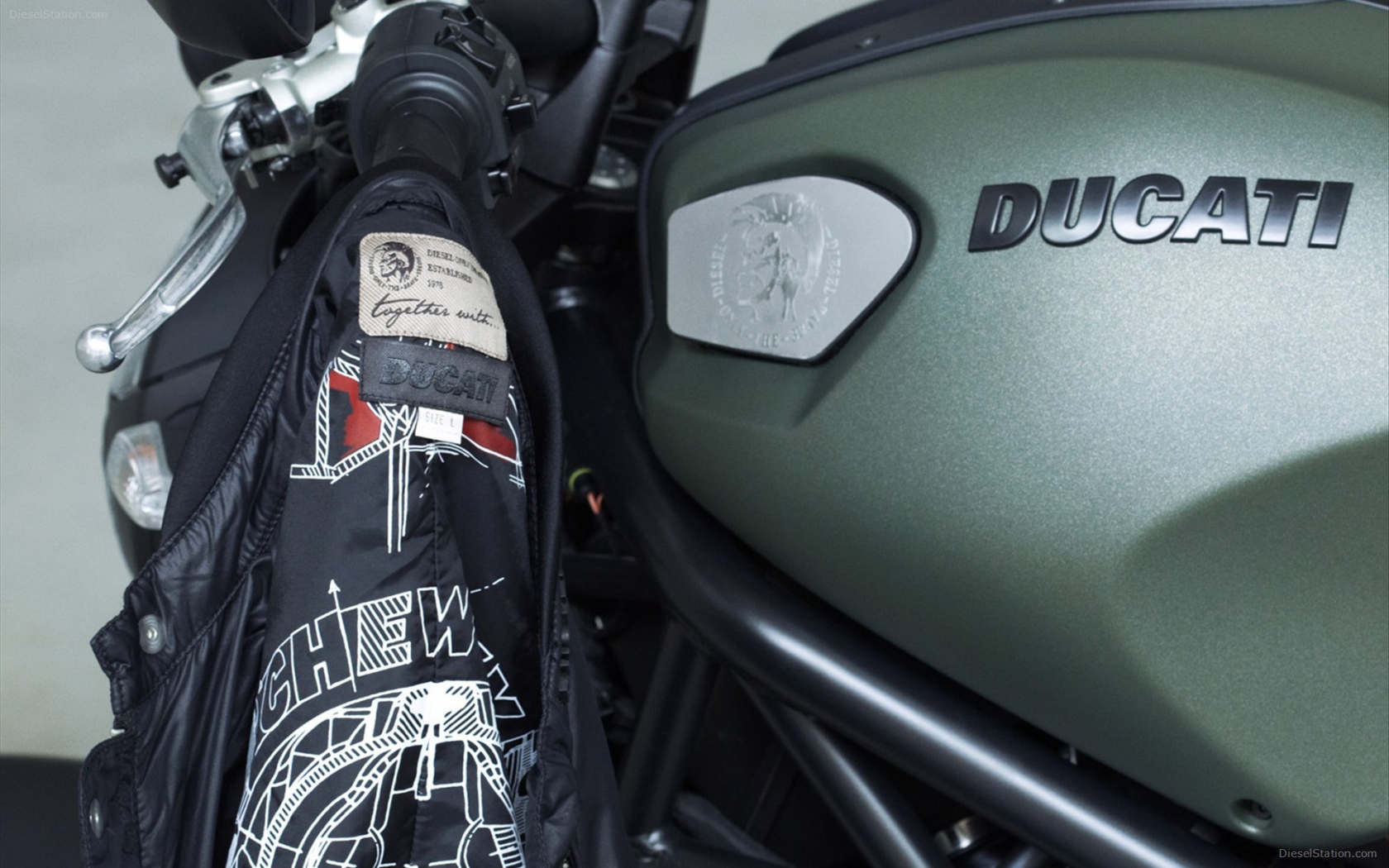 Быстрый мотоцикл Ducati Monster Diesel