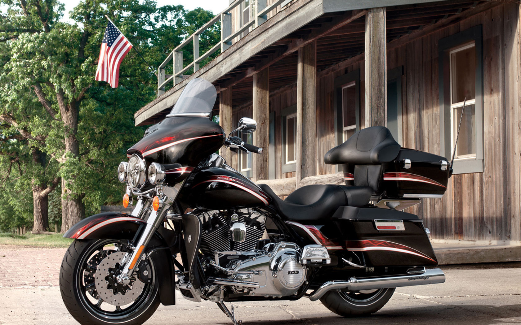 Быстрый мотоцикл Harley-Davidson CVO Electra Glide Ultra Classic