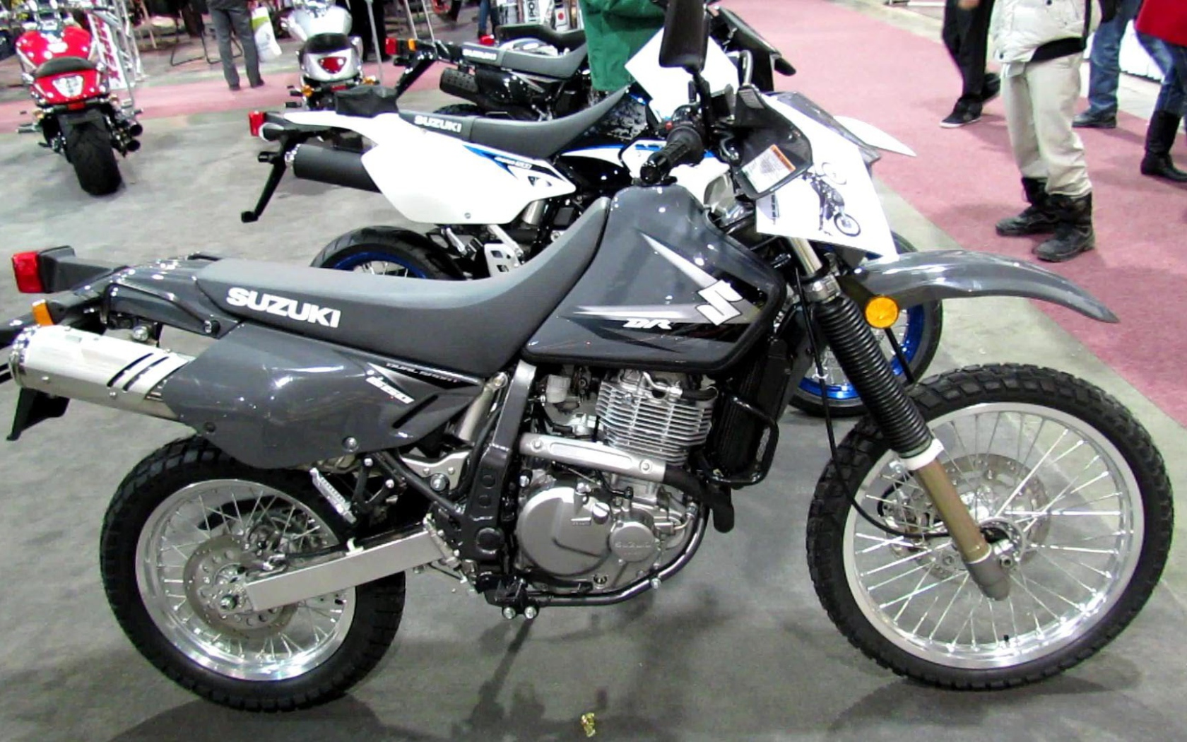 Быстрый мотоцикл Suzuki DR 650 SE