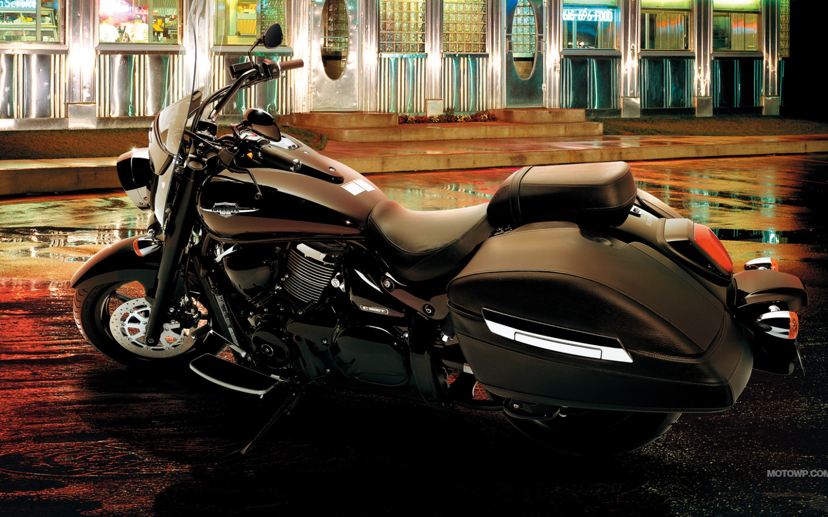 Быстрый мотоцикл Suzuki Intruder C1500T