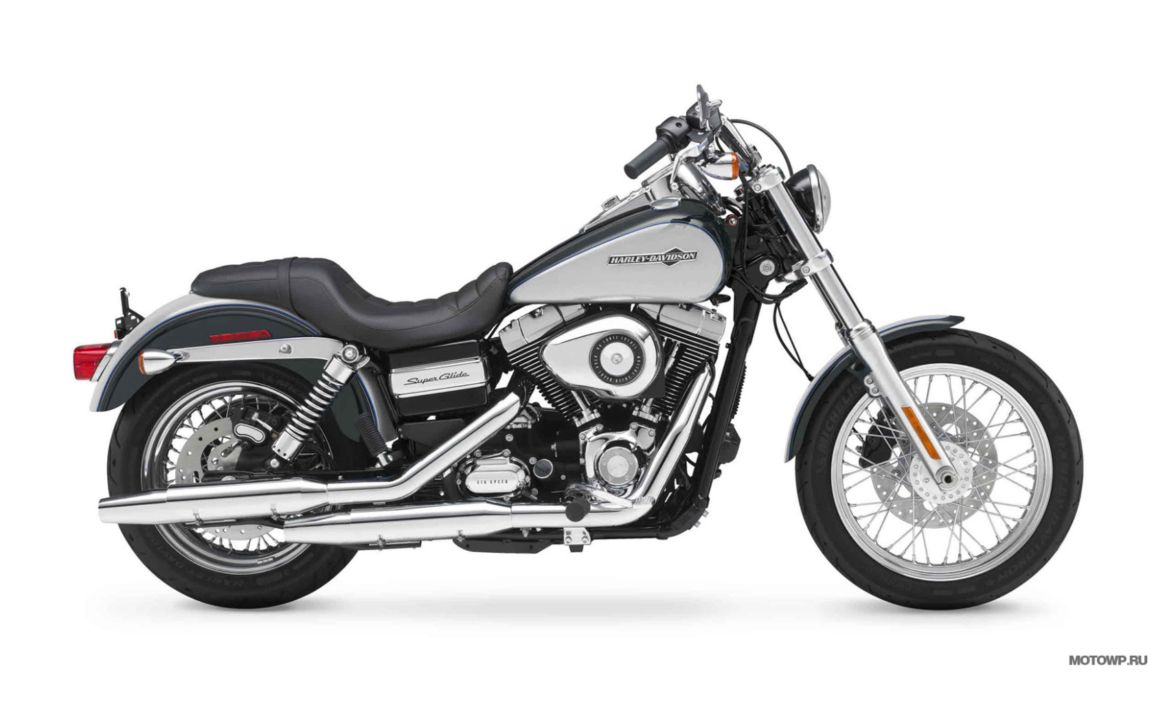 Мотоцикл модели Harley-Davidson Dyna Super Glide Custom