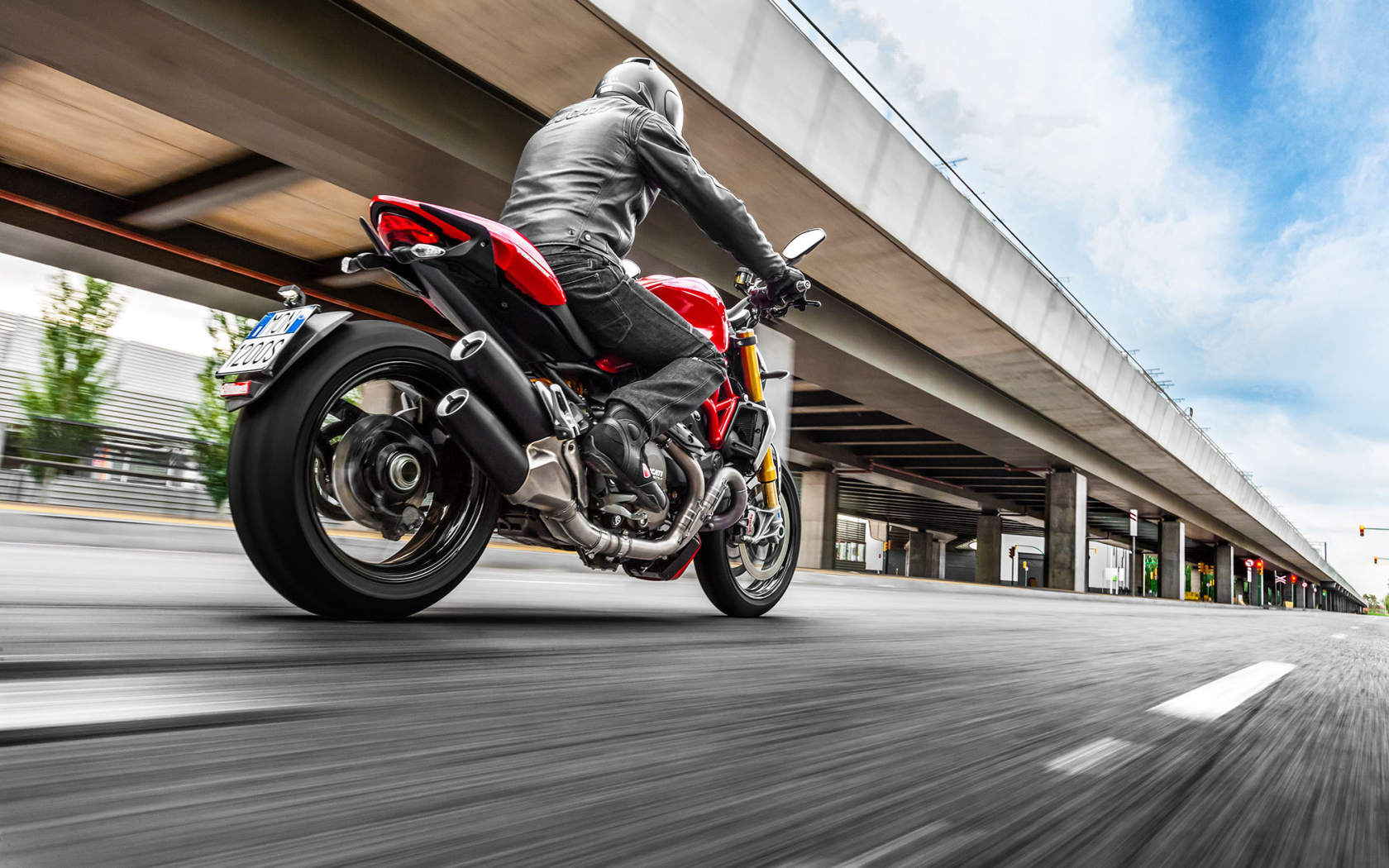 Новый мотоцикл на дороге Ducati Monster 1200