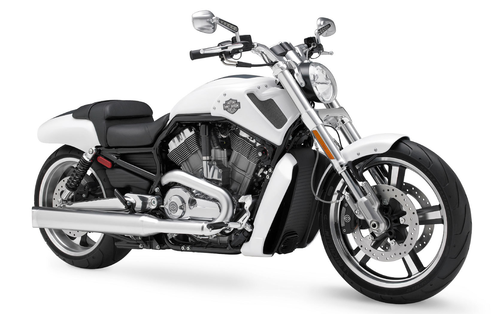 Новый мотоцикл на дороге Harley-Davidson V-Rod Muscle