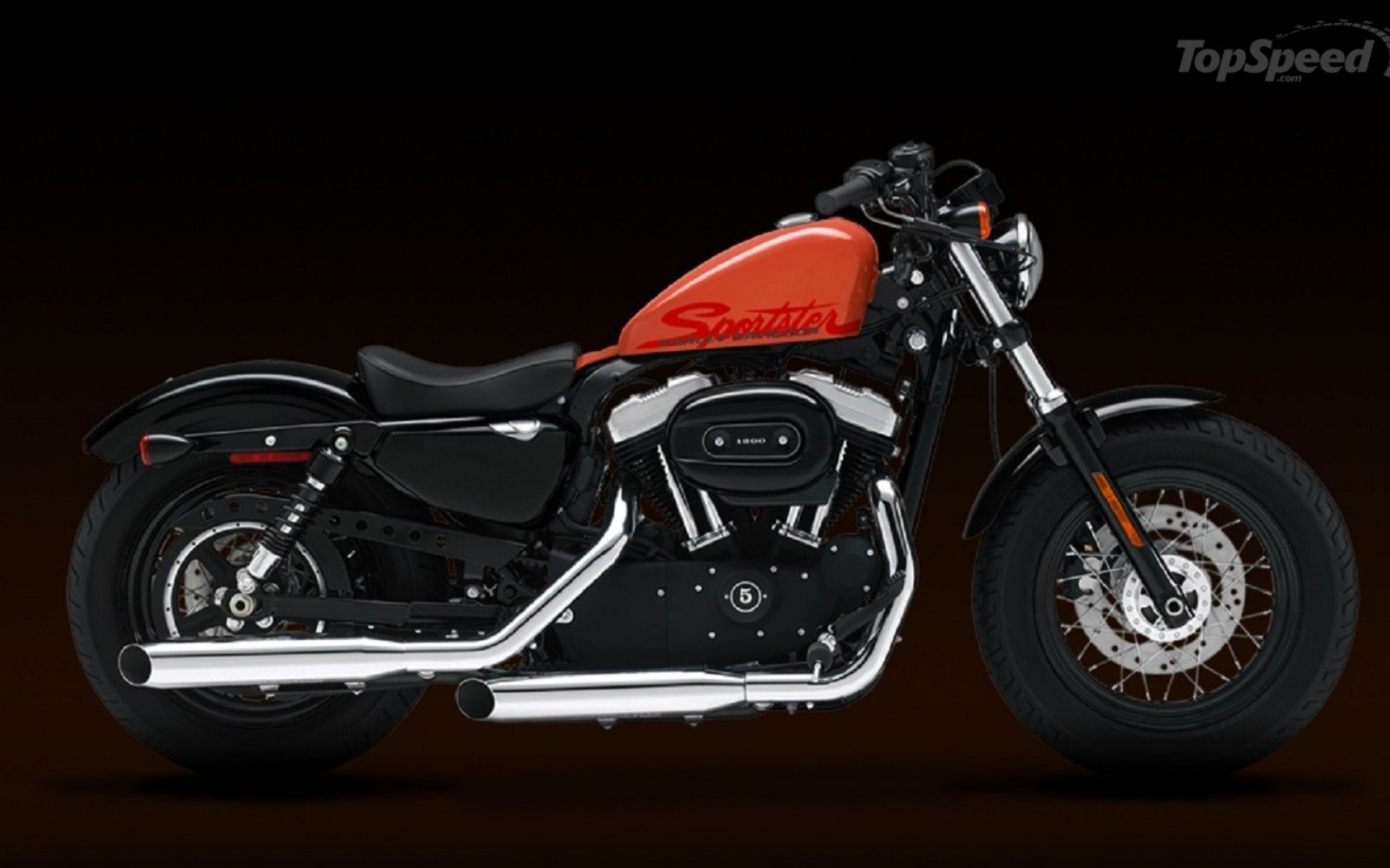 Новый мотоцикл на дороге Harley-Davidson XL 1200X Sportster Forty-Eight
