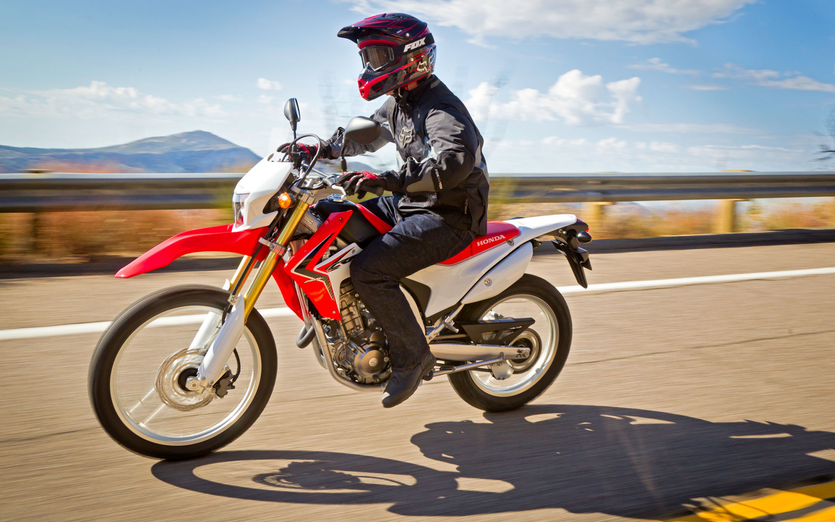 Новый мотоцикл на дороге Honda CRF 250 L