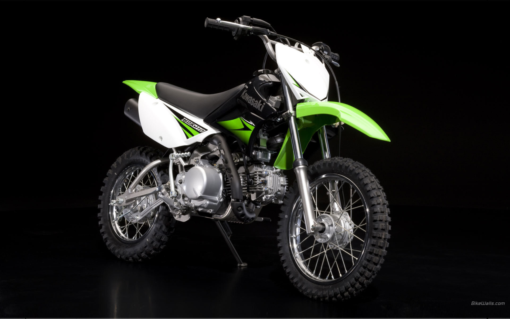 Новый мотоцикл на дороге Kawasaki KLX 110