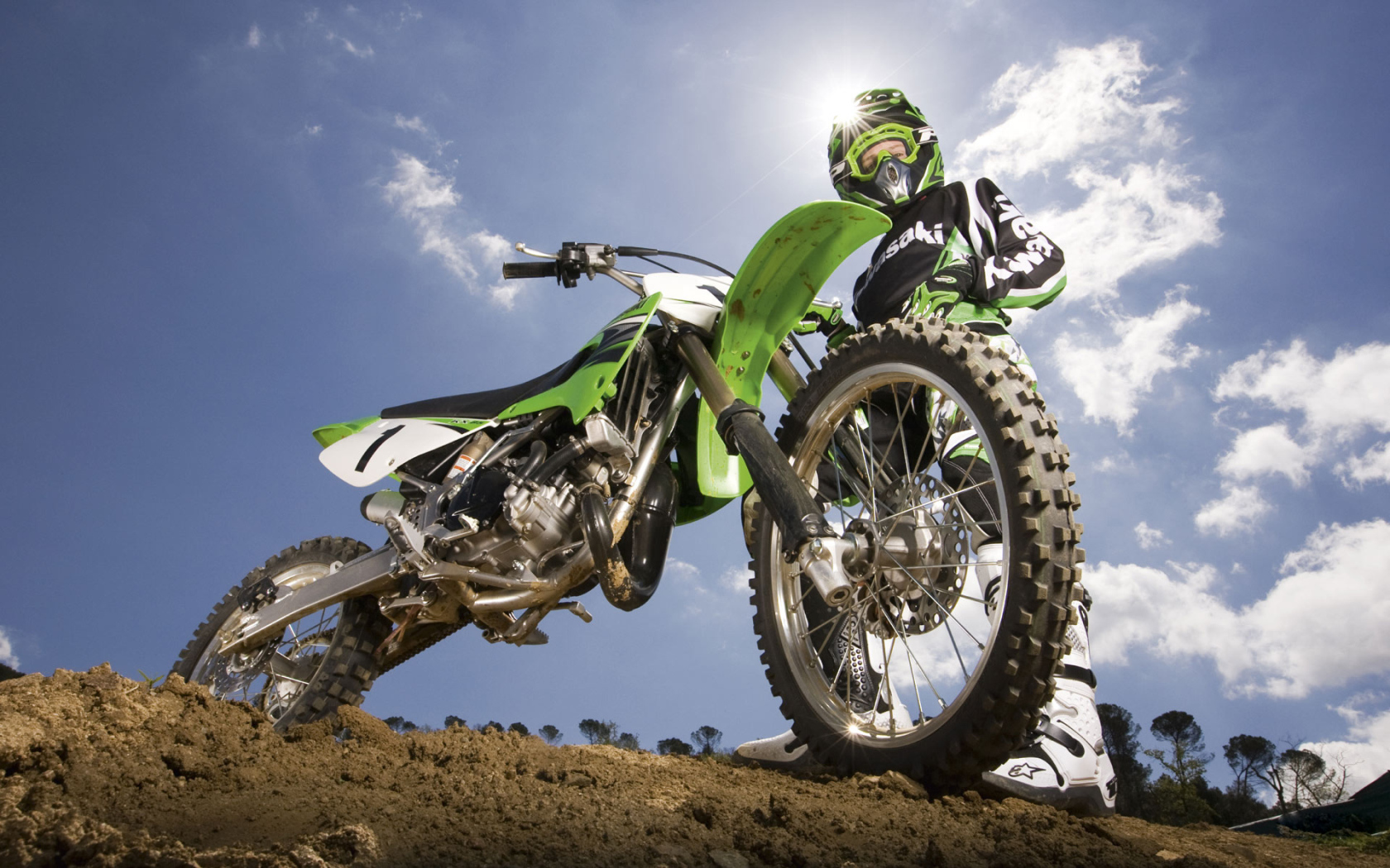Новый мотоцикл на дороге Kawasaki KX 85-II
