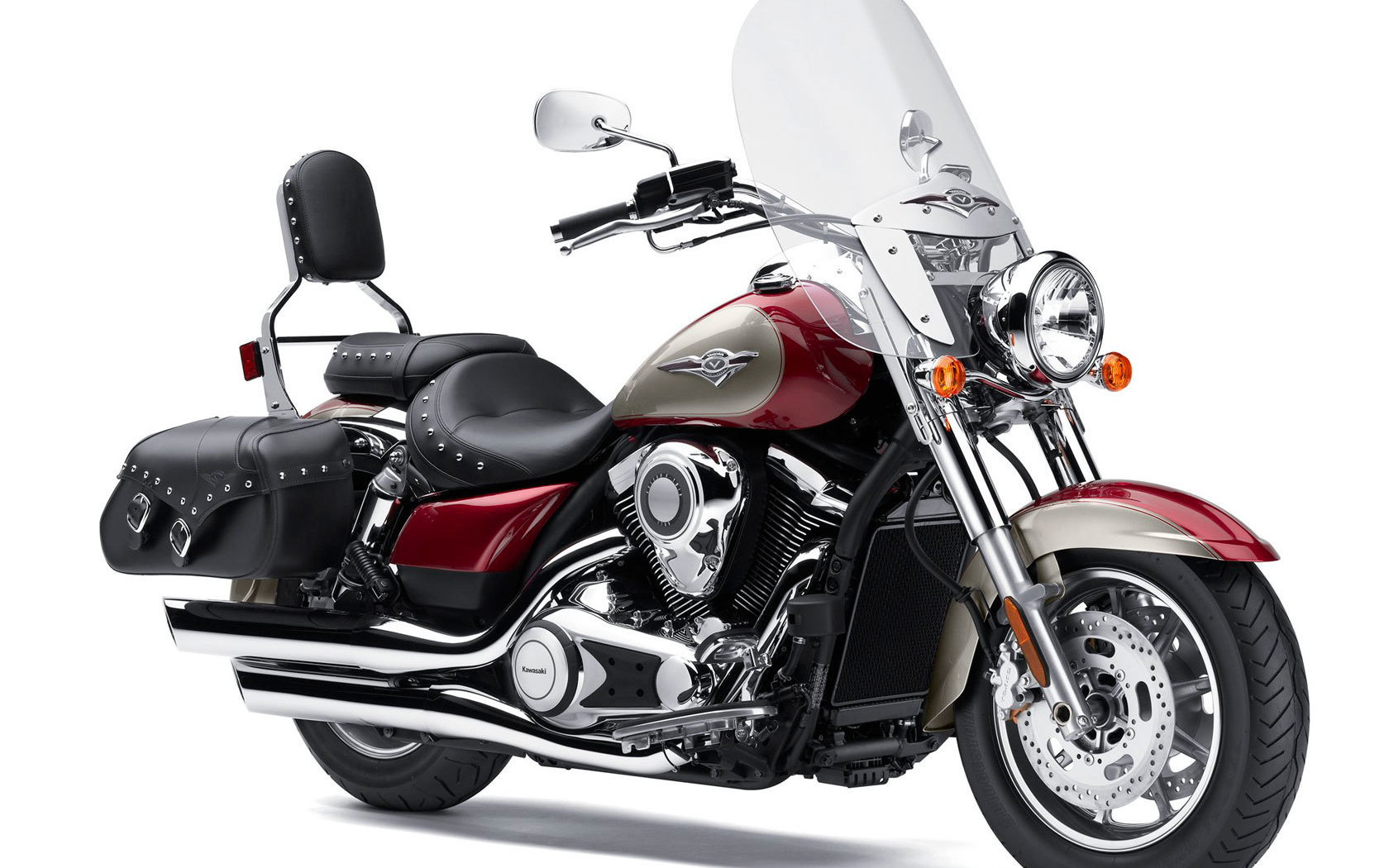 Новый мотоцикл на дороге Kawasaki VN 1700 Classic