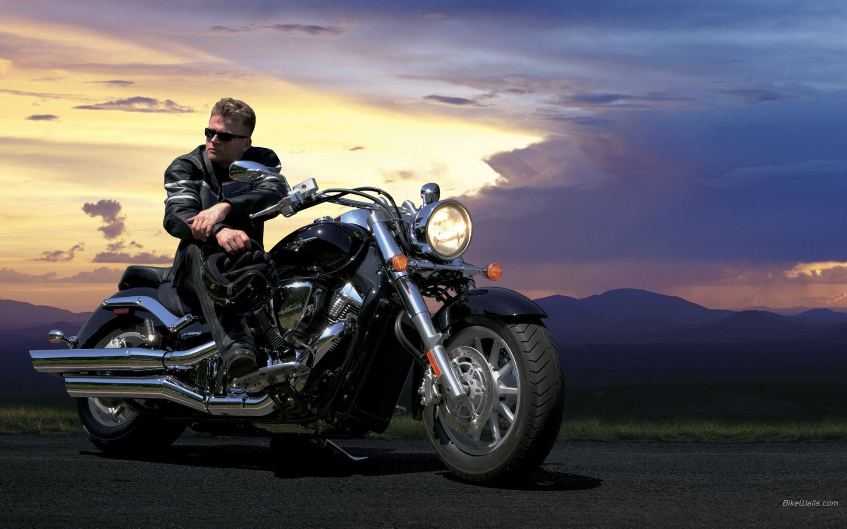 Новый мотоцикл на дороге Suzuki Intruder C800C
