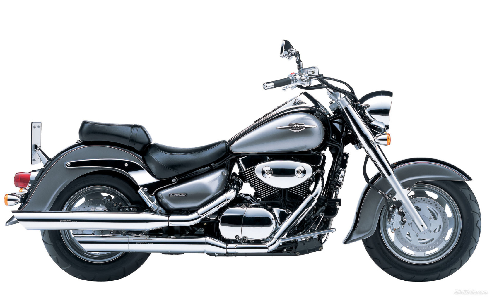Новый мотоцикл на дороге Suzuki Intruder M1500