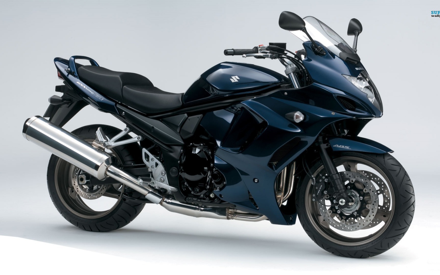 Новый мотоцикл на дороге Suzuki SFV 650