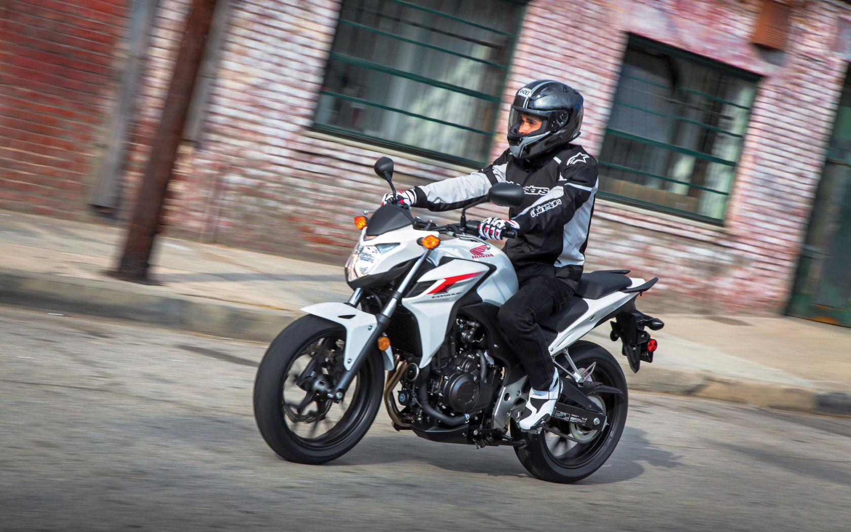 Новый мотоцикл на дороге Новый мотоцикл Honda CB 500 F