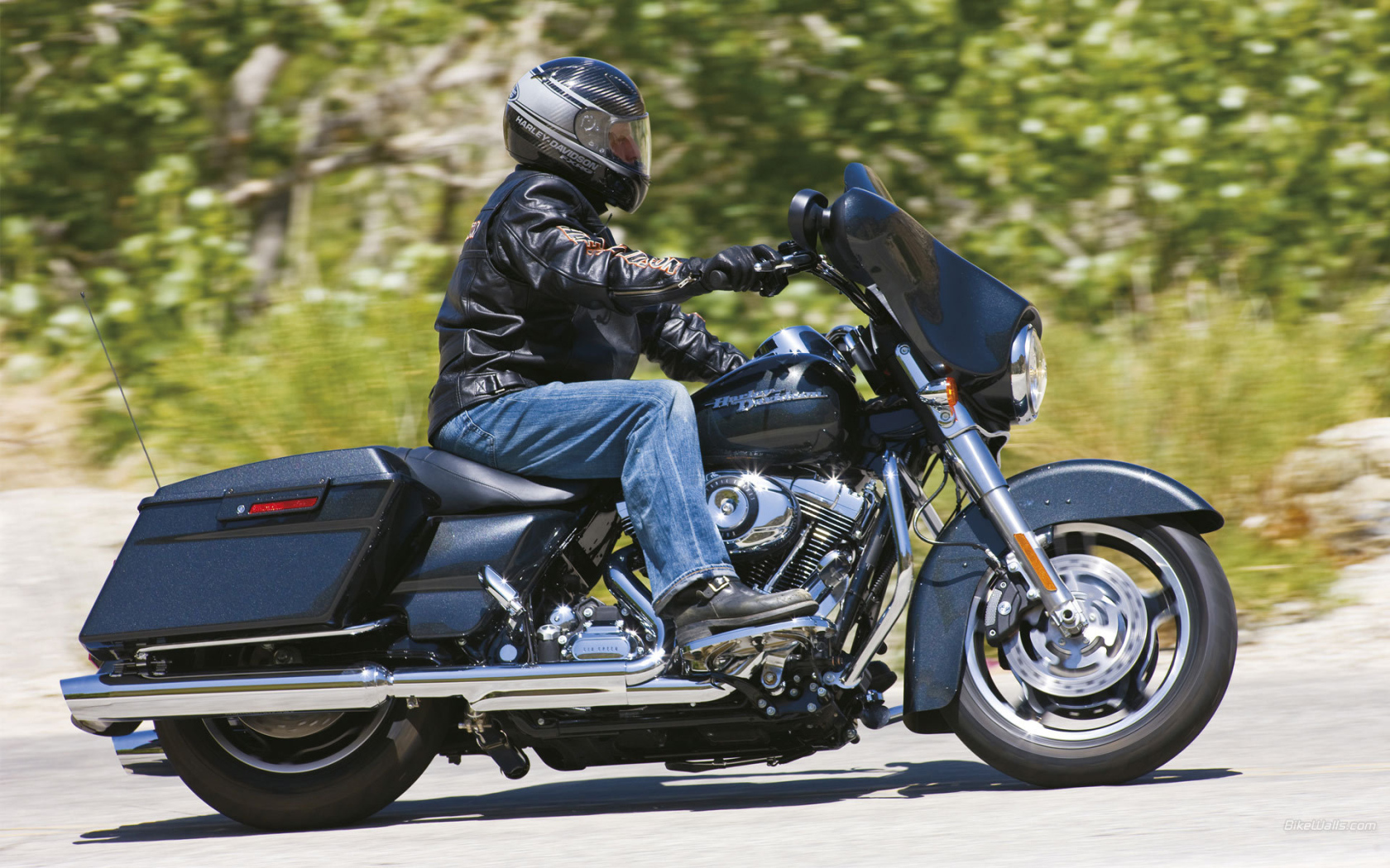 Новый надежный мотоцикл Harley-Davidson Street Glide