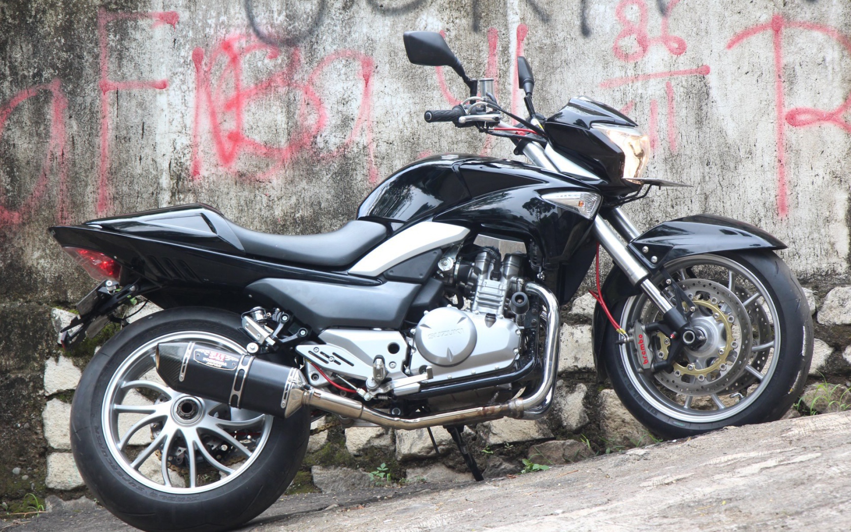 Популярный мотоцикл Suzuki   Inazuma