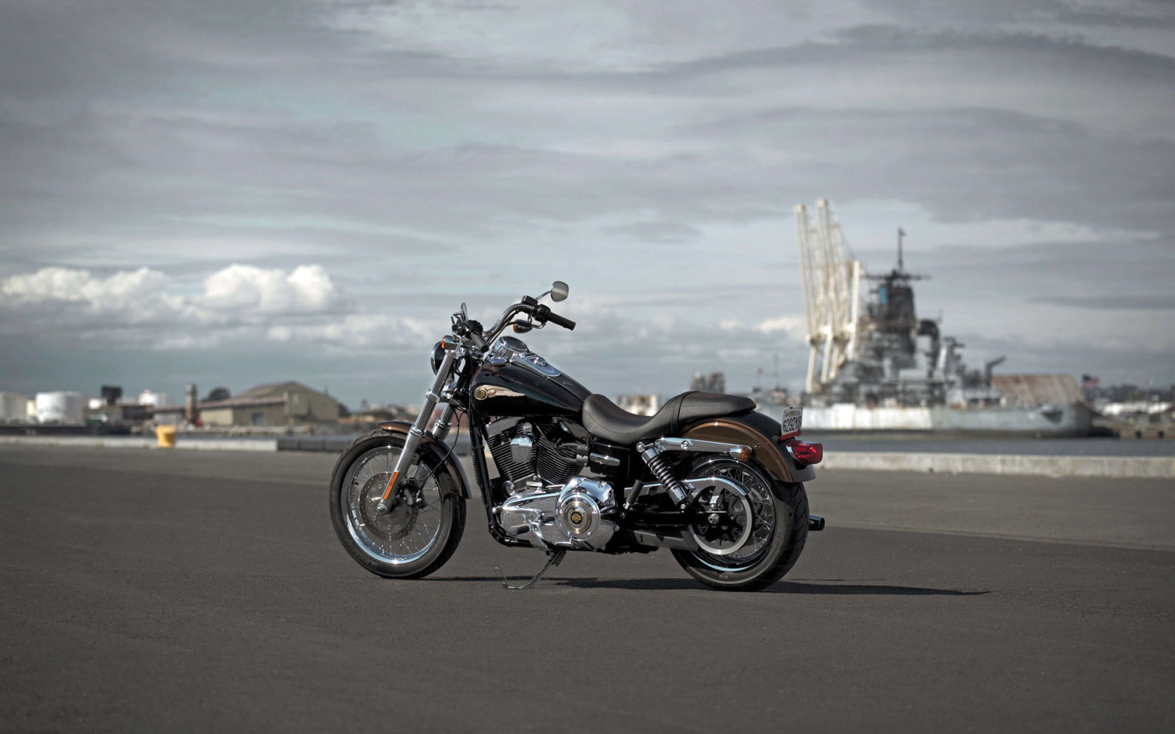 Надежный мотоцикл Harley-Davidson Dyna Super Glide Custom