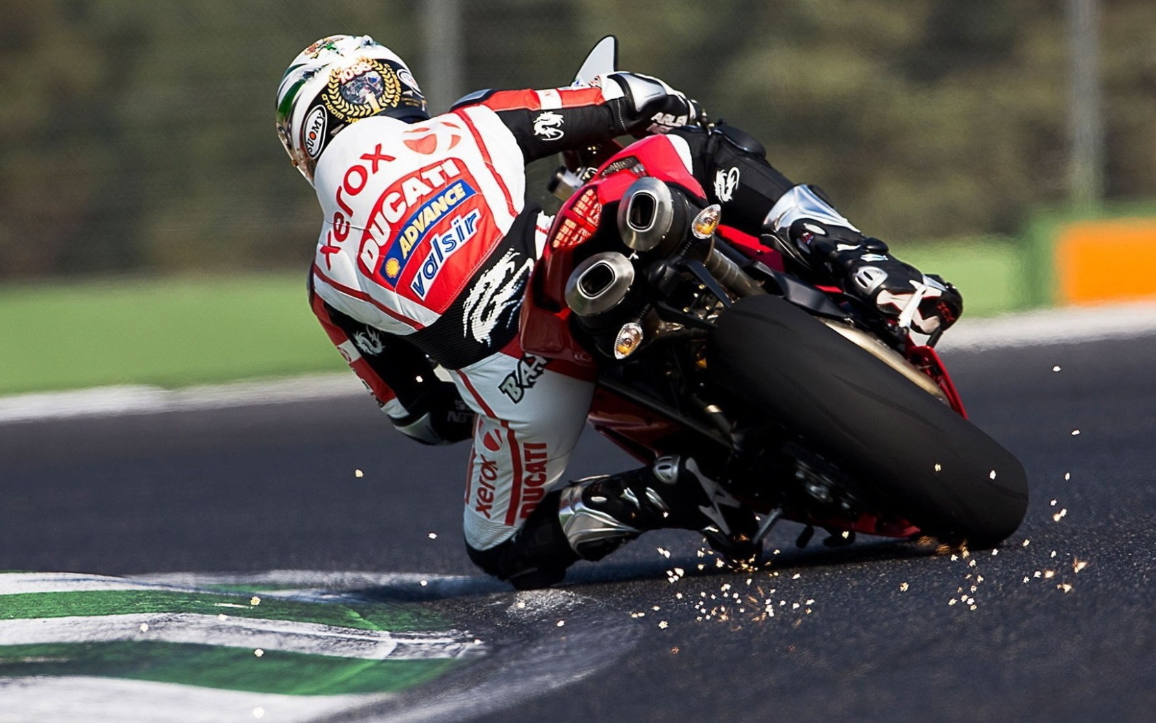 Крутой поворот на мотоцикле