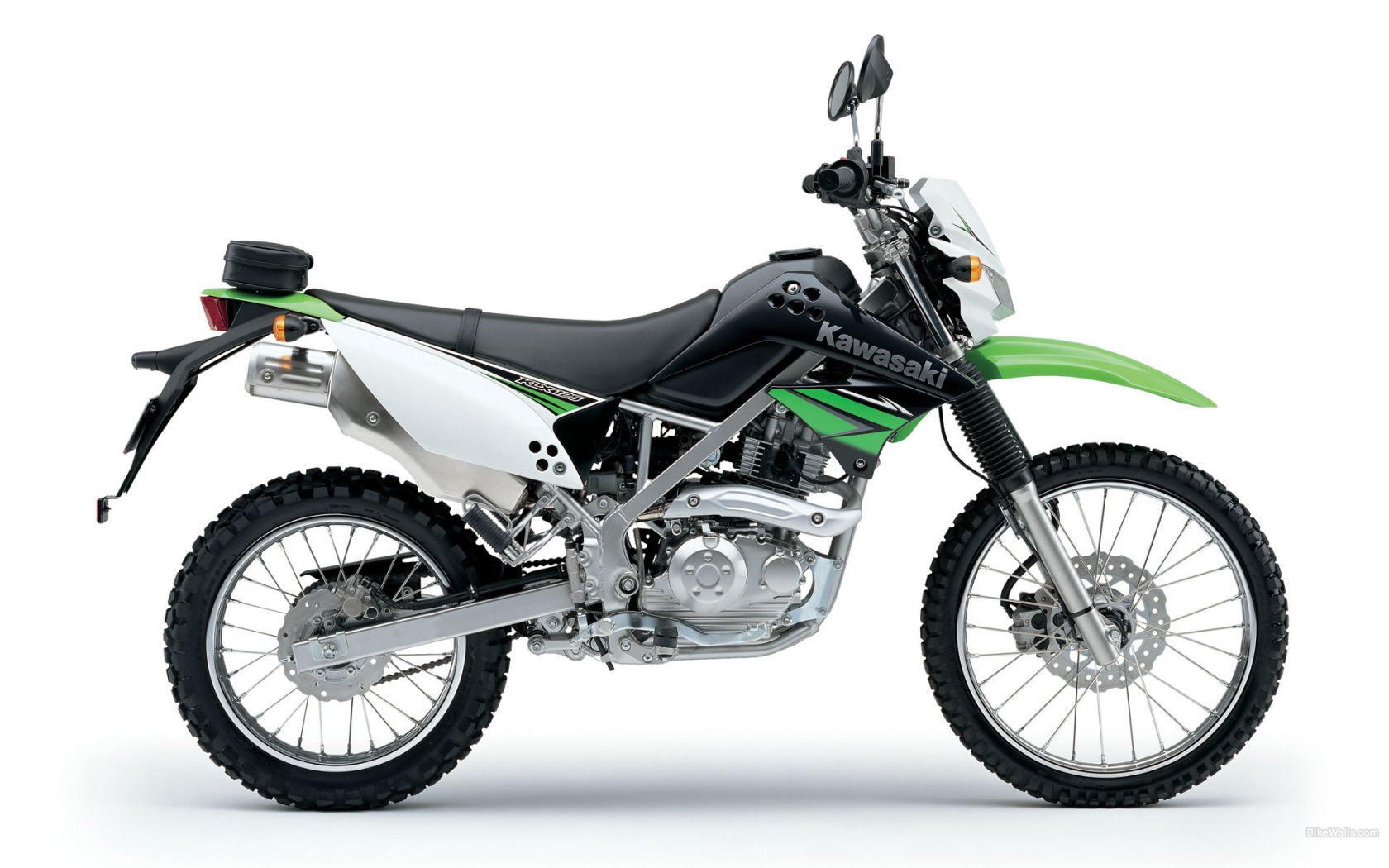 Новый мотоцикл на дороге Kawasaki KLX 125