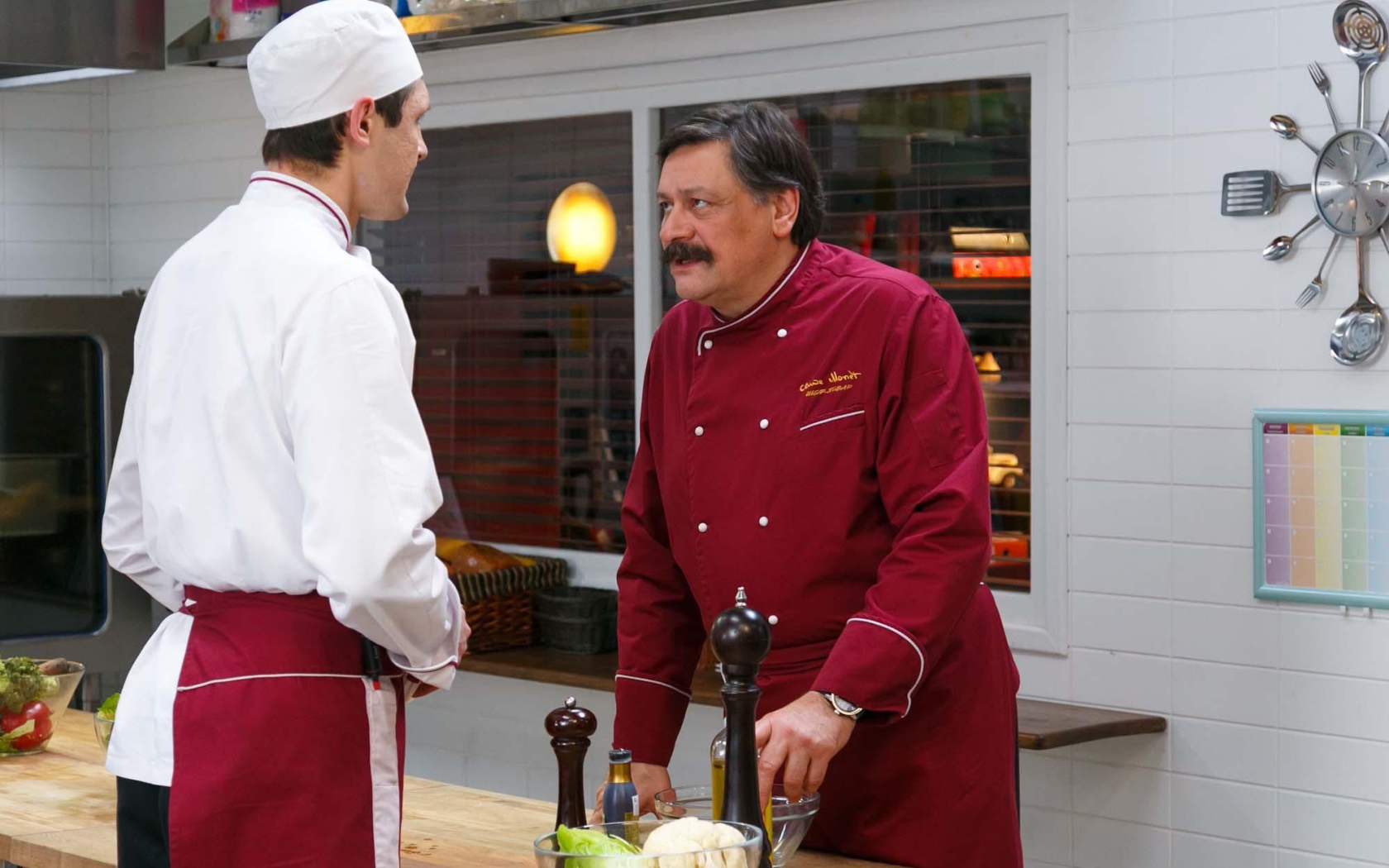 Шеф беседует с сотрудником в сериале Кухня