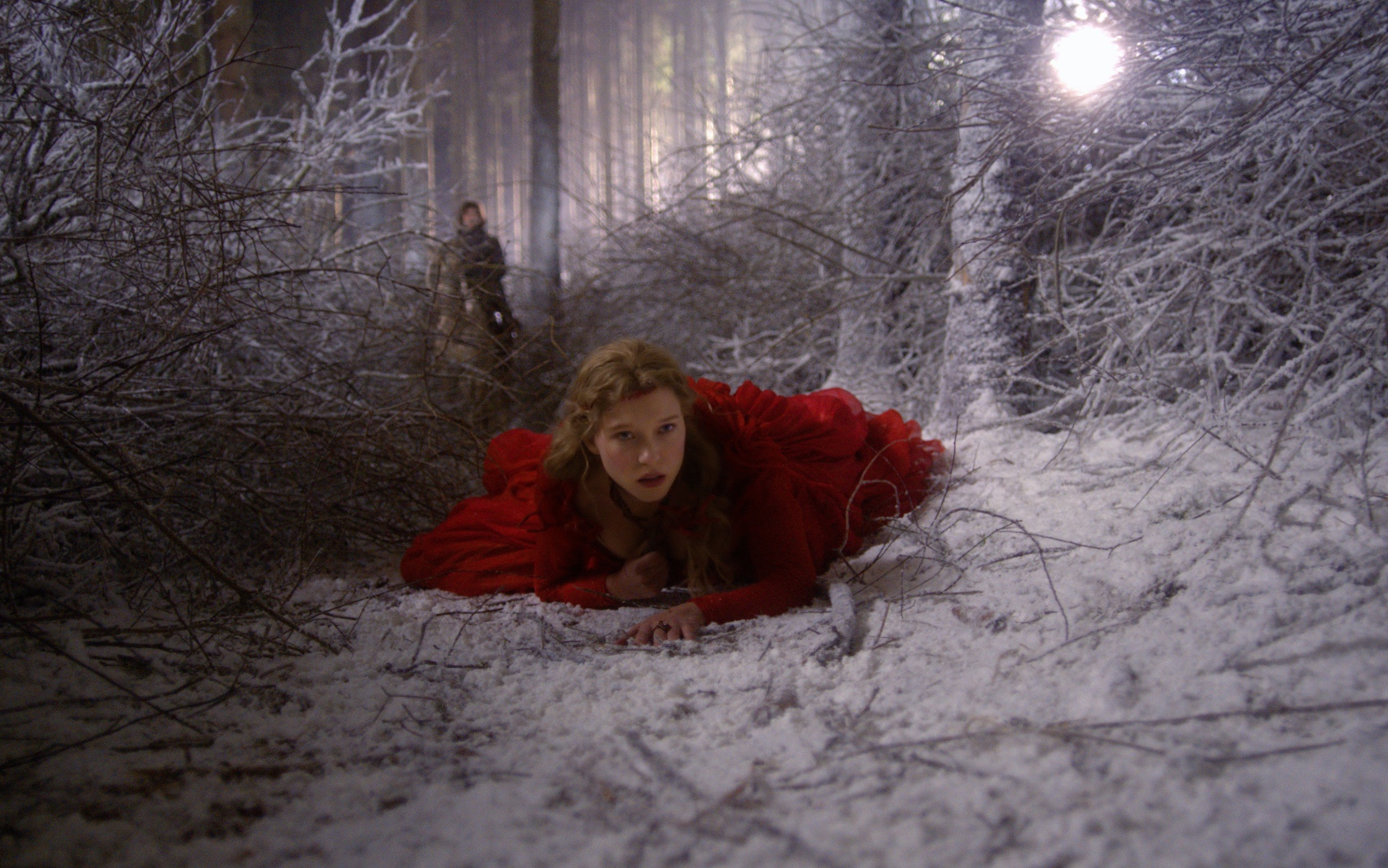 Красавица и чудовище девушка в красном платье