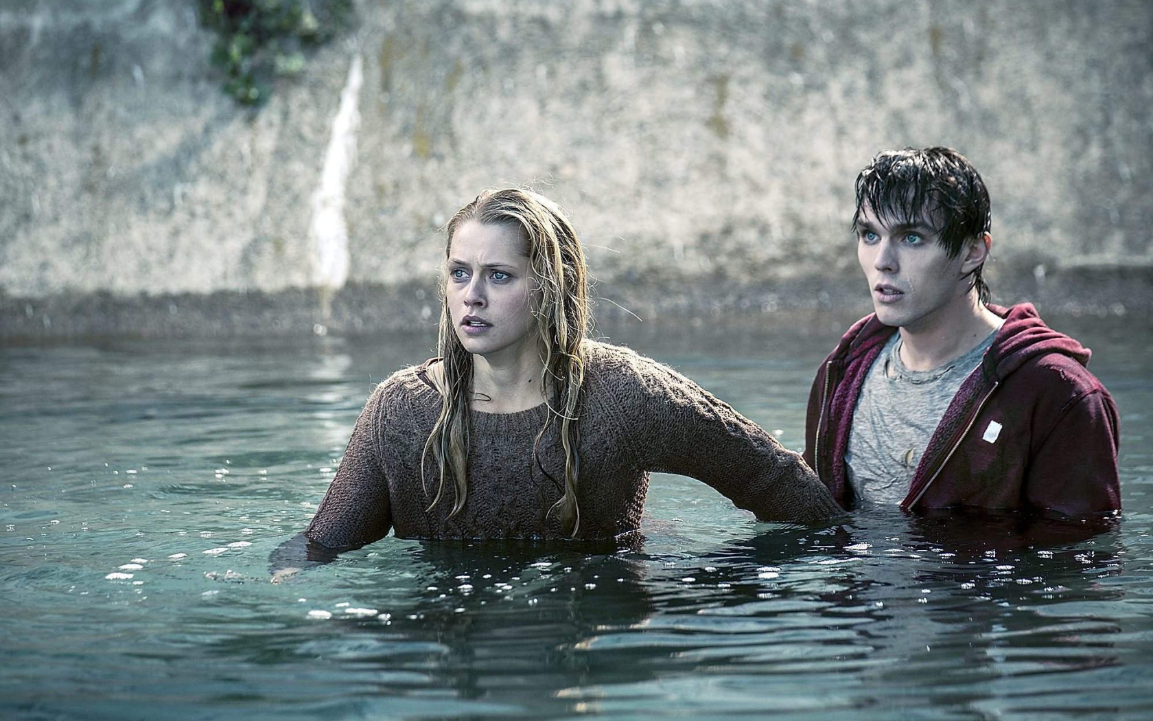 Тепло наших тел зомби купается с девушкой