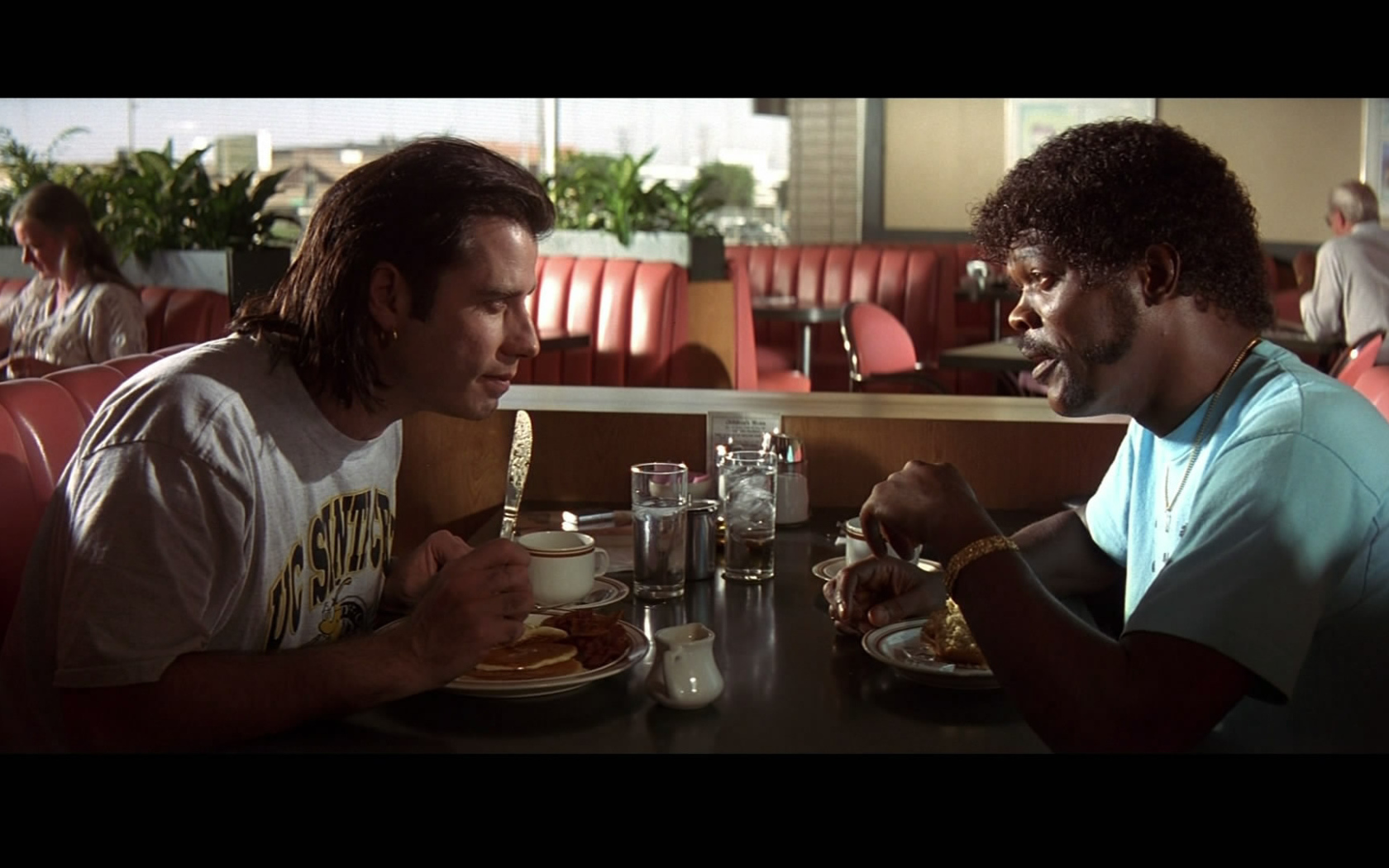 Актеры беседуют за обедом