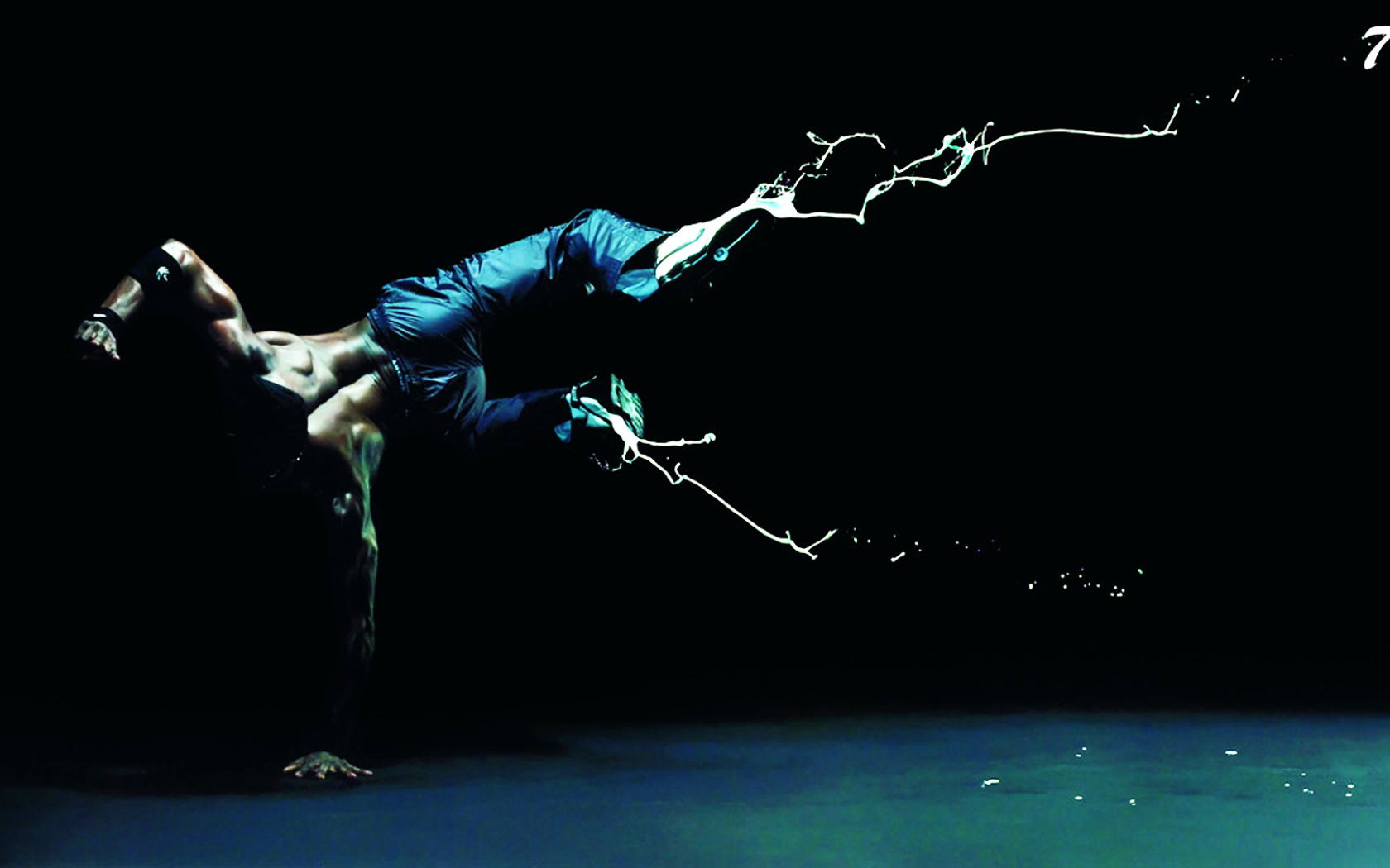 Темнокожий танцор на руке