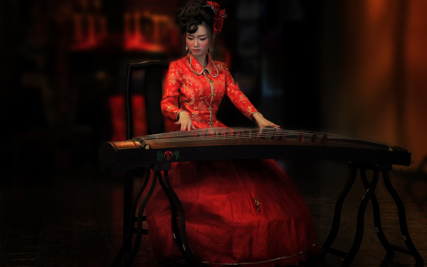 Китаянка с традиционным инструментом