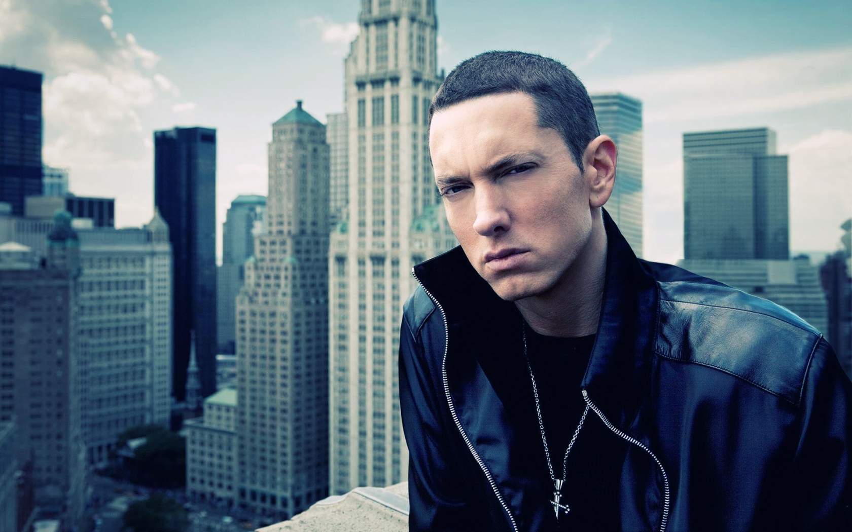Eminem на фоне города