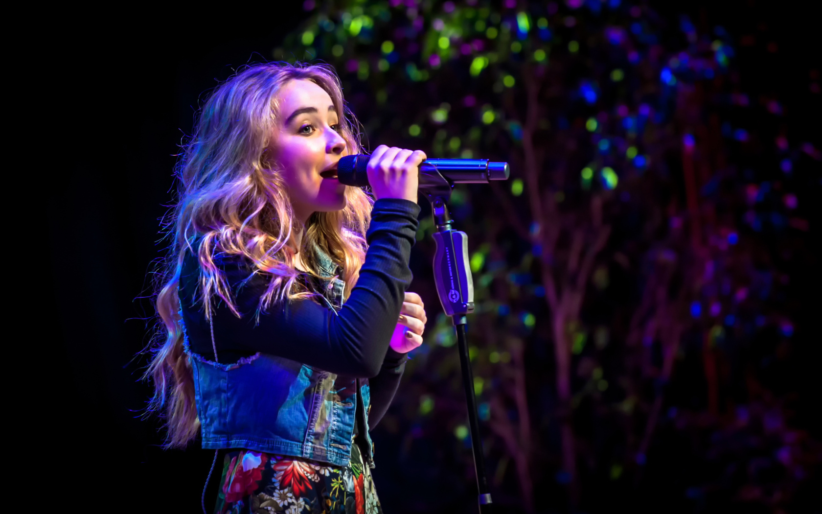 Девочка поет на сцене