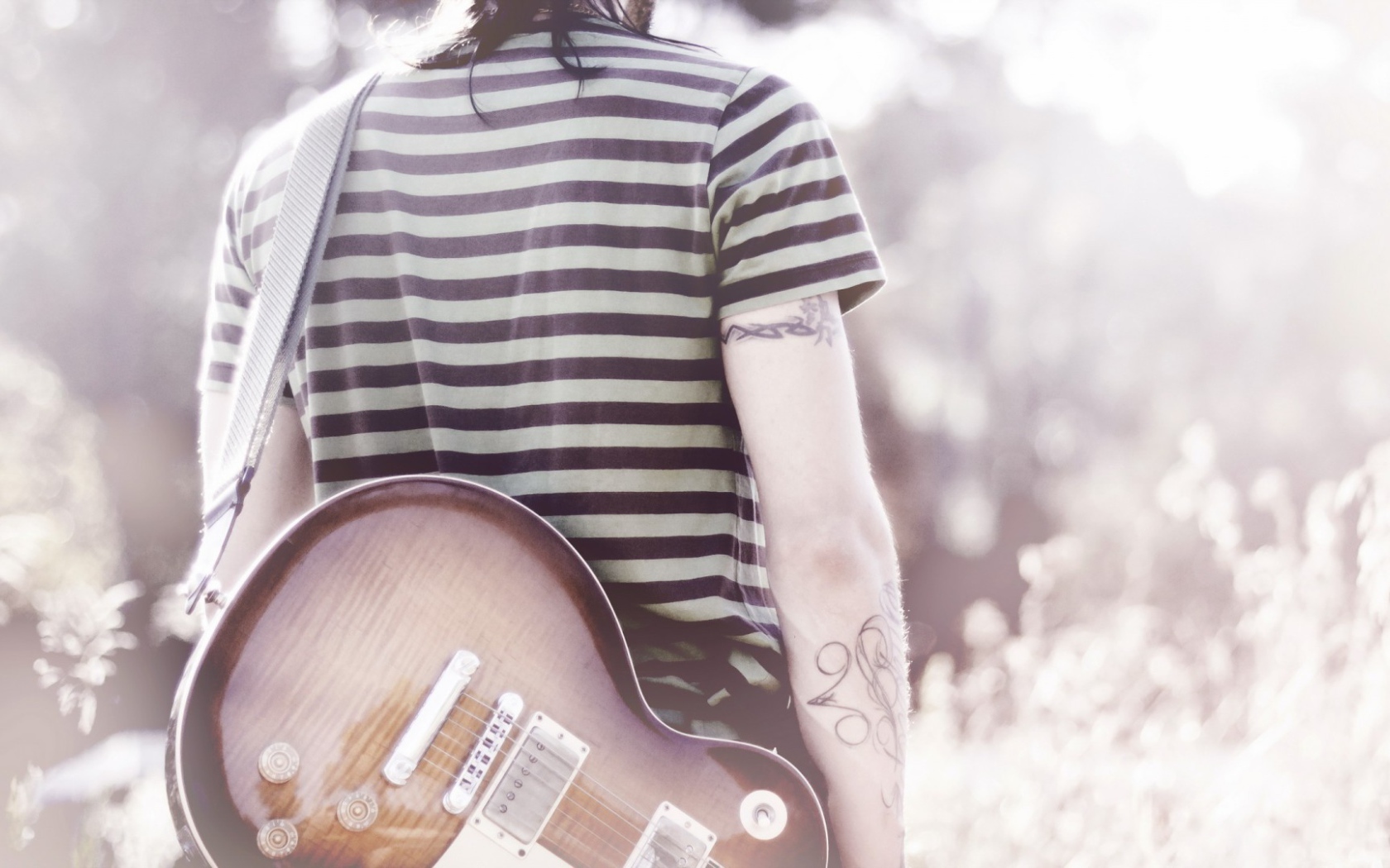 Гитарист в тельняжке